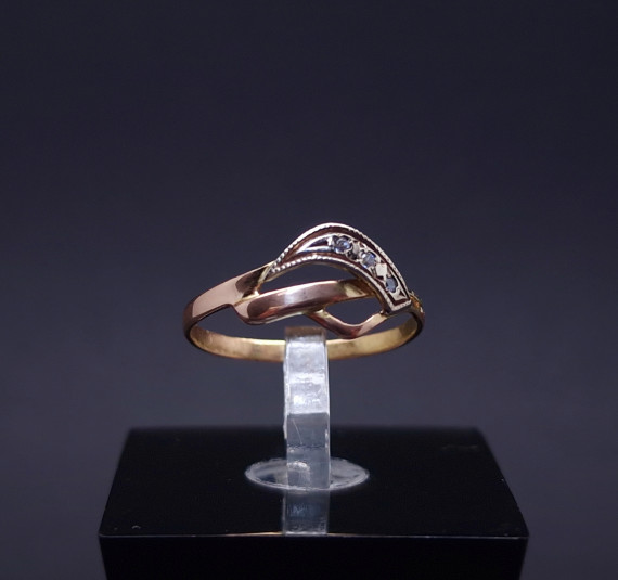 Gold ring with zircons