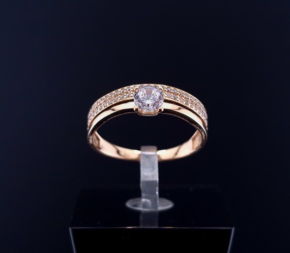 Gold ring with zircons