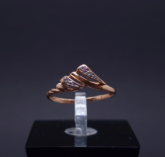 Gold ring with zircons