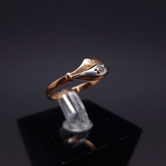 Gold ring with zircon