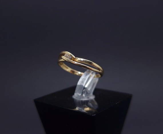 Gold ring with zircons