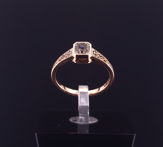 Gold ring with diamonds
