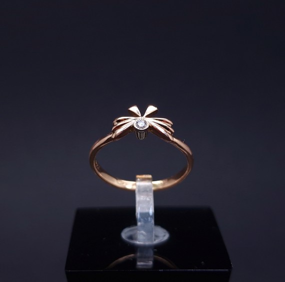 Gold ring with diamond