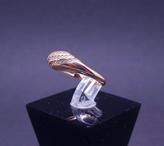 Gold ring with zircons