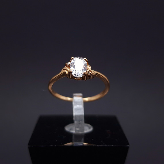 Gold ring with zircons