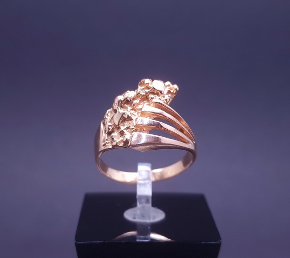 Gold ring 