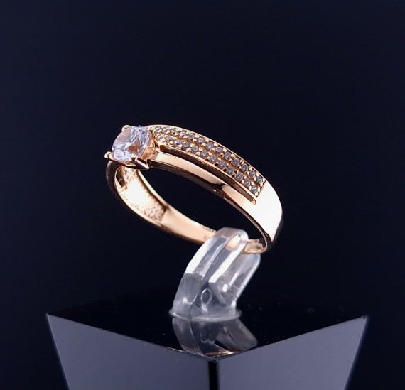 Gold ring with zircons