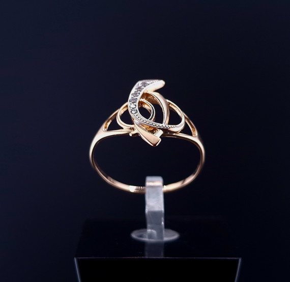 Gold ring with zircons