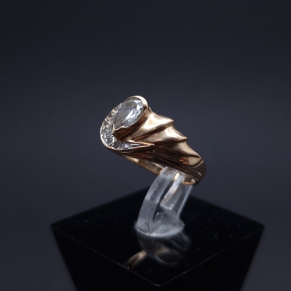 Gold ring with zircons