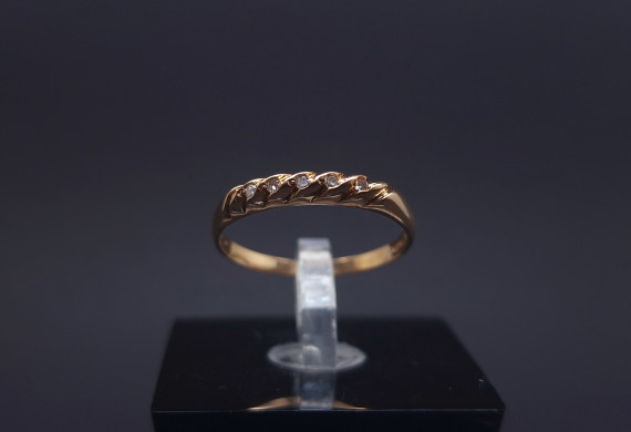 Gold ring with diamonds