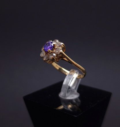 Gold ring with zircons