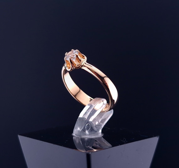 Gold ring with zircon
