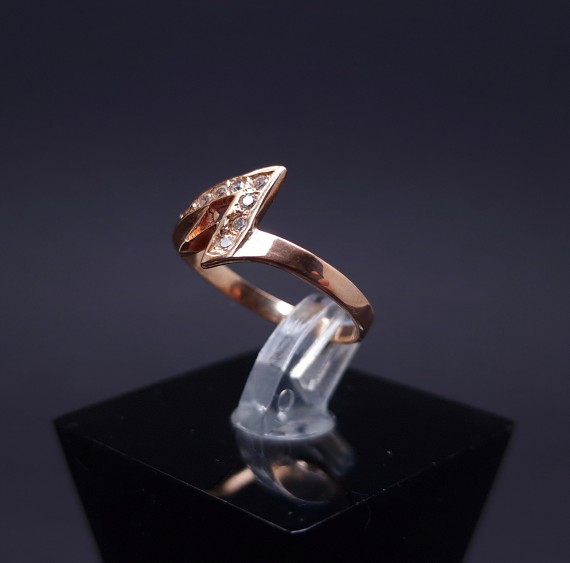 Gold ring with zircons