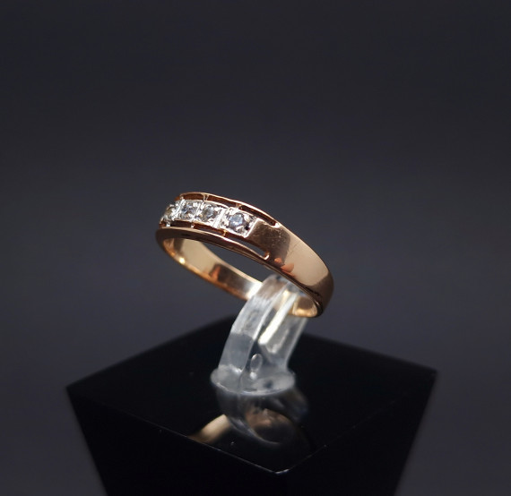 Gold ring with zircons