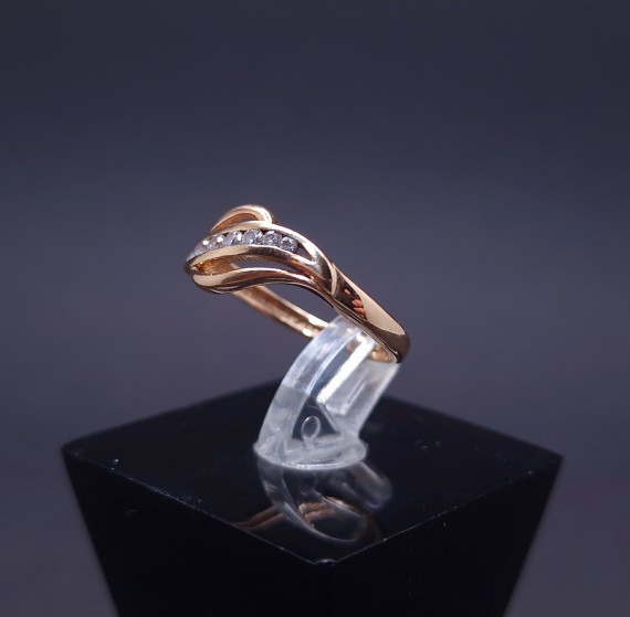 Gold ring with zircons