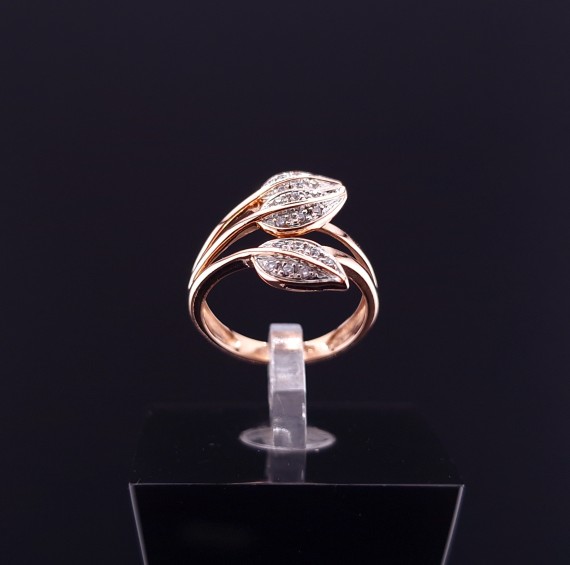 Gold ring with zircons