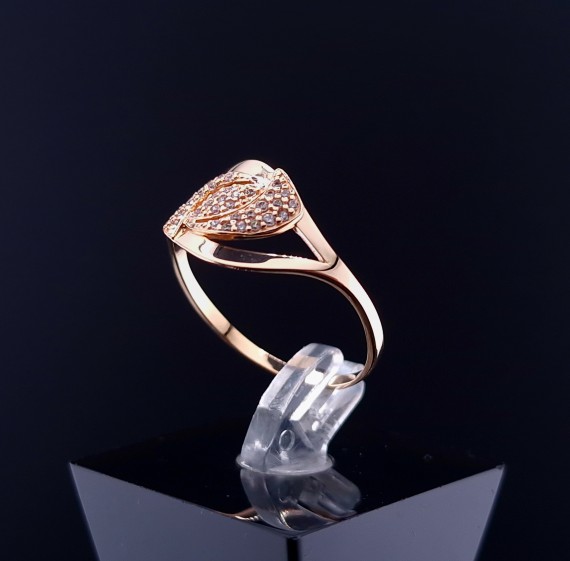 Gold ring with zircons