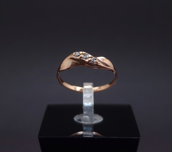 Gold ring with zircons