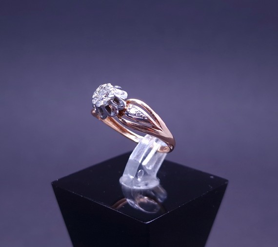 Gold ring with diamonds