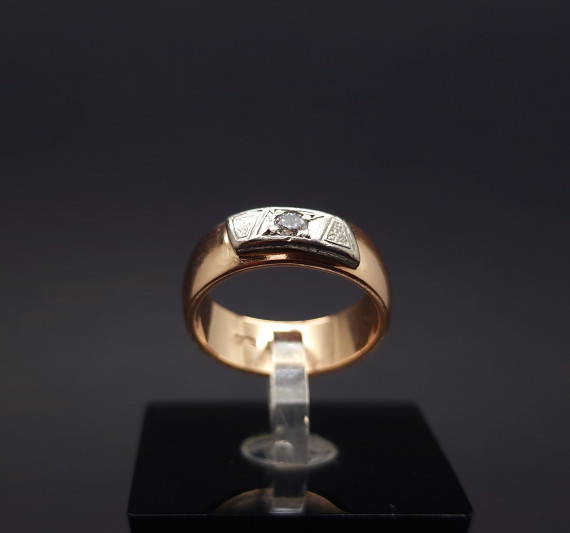 Vintage gold ring with diamond