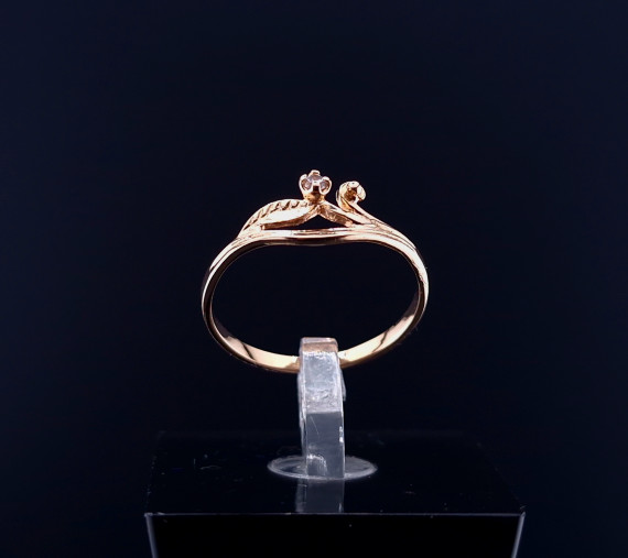 Gold ring with zircon