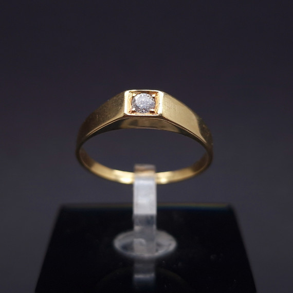 Gold ring with diamond