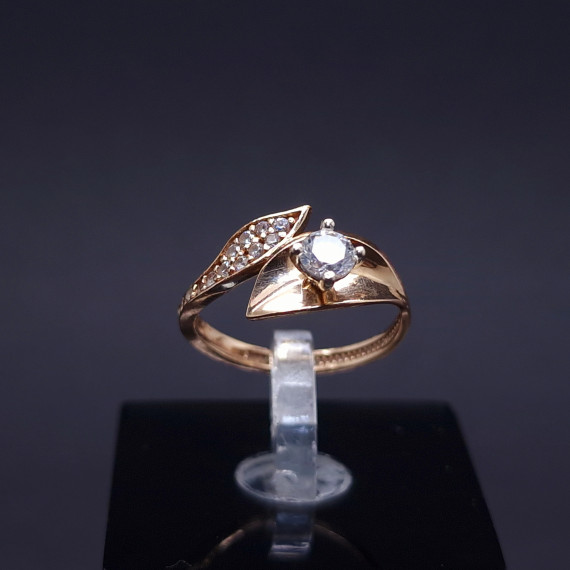 Gold ring with zircons