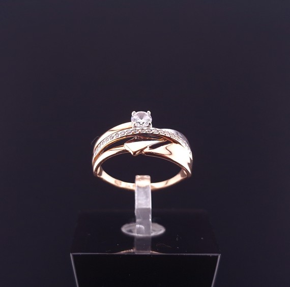 Gold ring with zircons