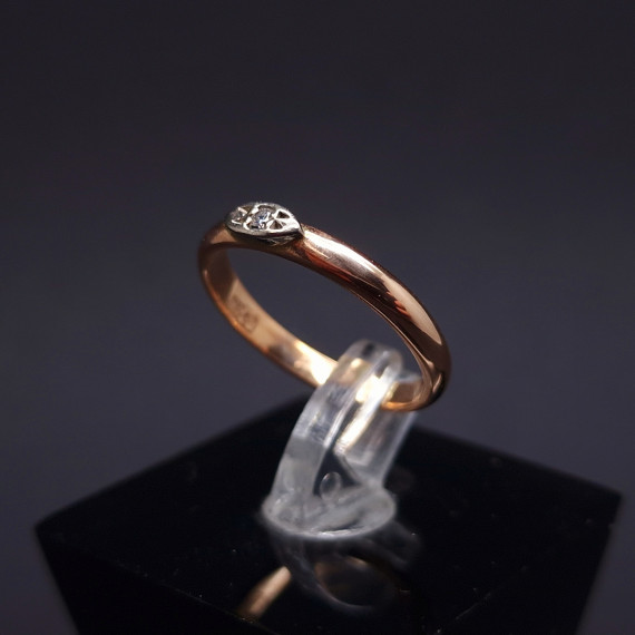 Gold ring with diamond