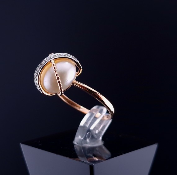 Gold ring with diamonds and pearls