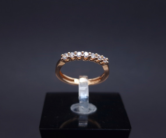 Gold ring with zircons