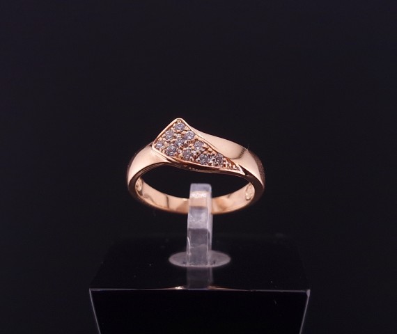 Gold ring with zircons