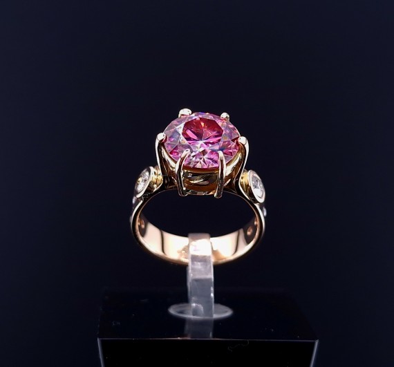Gold ring with diamonds and moissanite
