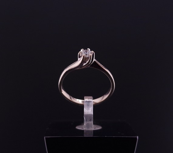 Gold ring with diamond