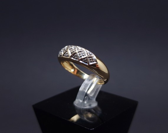 Gold ring with diamonds