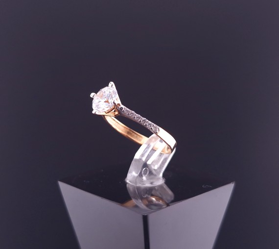 Gold ring with zircons