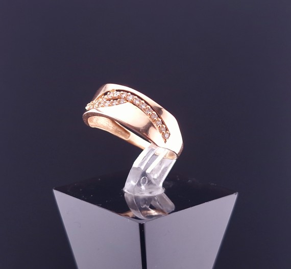 Gold ring with zircons