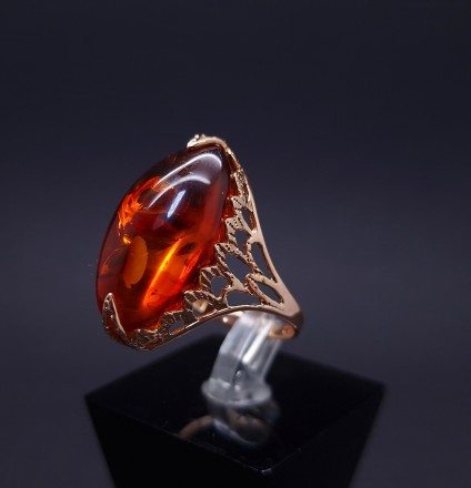 Vintage gold ring with amber