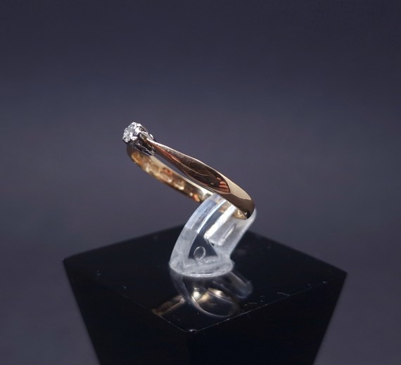 Gold ring with diamond