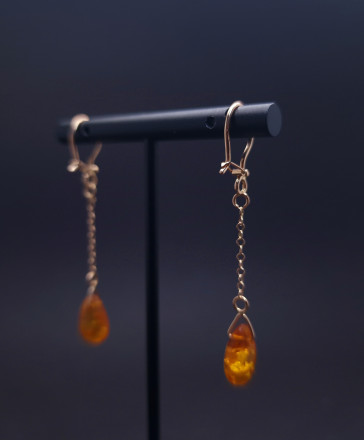 Gold earrings with colored stones