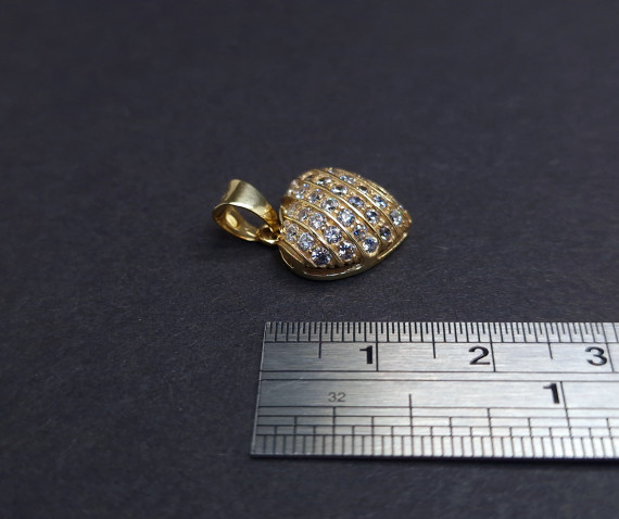 Gold pendant with zircons