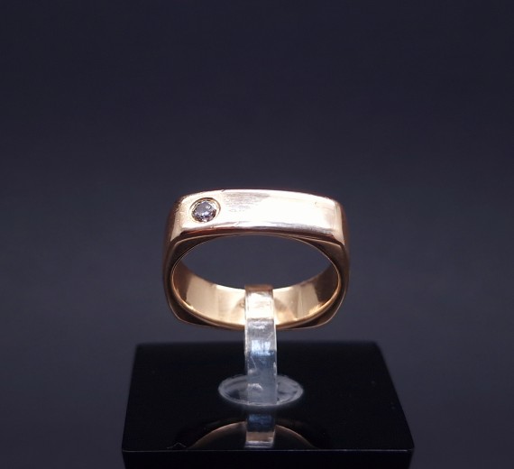 Gold ring with diamond