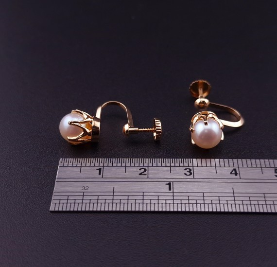 Gold earrings with pearls