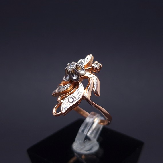 Gold ring with zircons