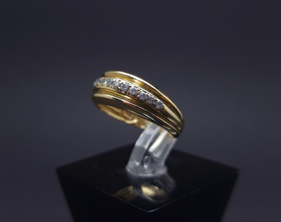 Gold ring with zircons