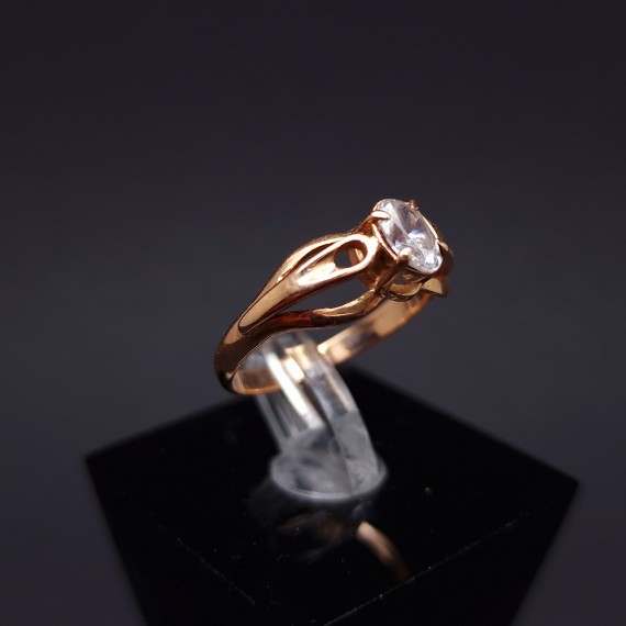 Gold ring with zircon