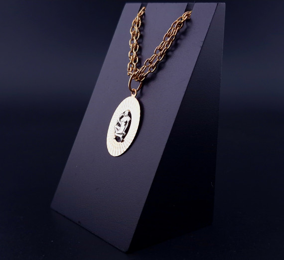 Gold pendant 