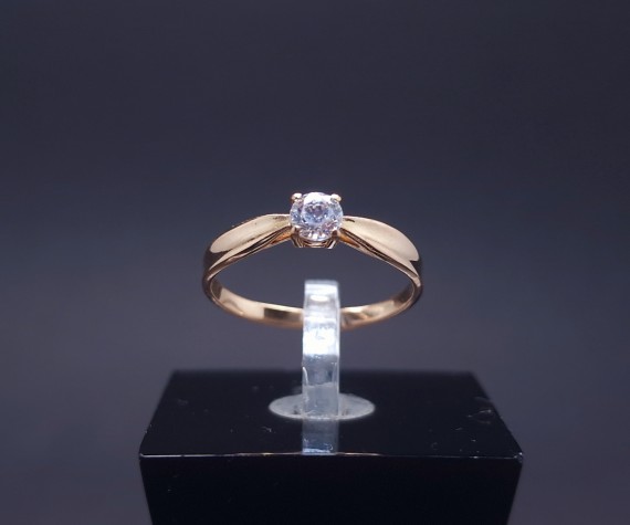 Gold ring with zircon