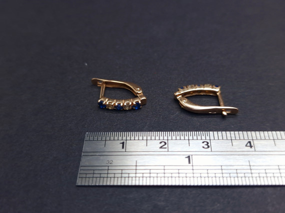 Gold earrings with colored stones