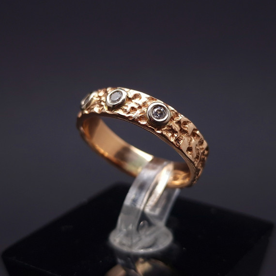 Gold ring with diamonds